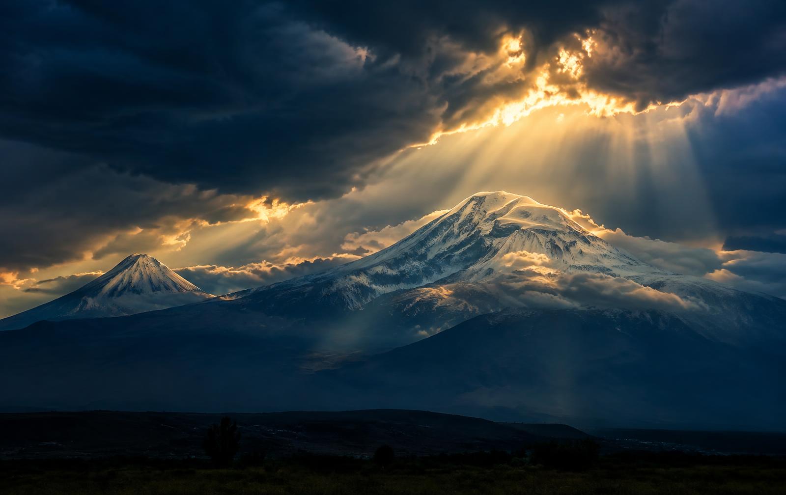 Monte Ararate com luz rompendo as nuvens após a tempestade